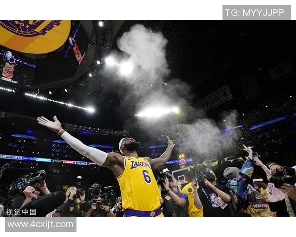 詹姆斯绿茵赛场全力拼搏展现无畏精神与无限魅力